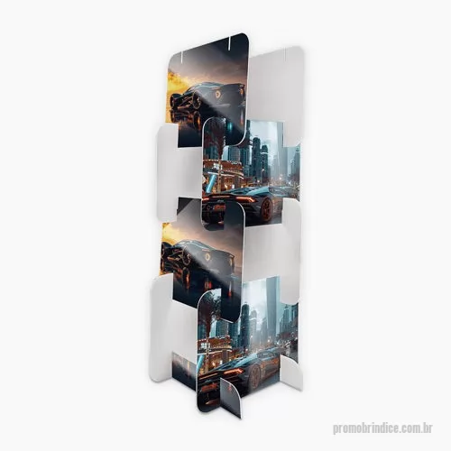 Totem personalizado - O totem quebra-cabeça — produzido em polionda branca 4mm 750g — oferece montagem facilitada e IMpacto visual ao público, devido ao seu formato. Ele é composto por várias peças, que o tornam prático para transportar, montar e desmontar em diferentes locais, além de ser funcional em ambientes externos, sem deixar de ser atrativo para as pessoas. Com oito painéis disponíveis, além de duas bases e dois topos, é possível personalizar como quiser, o que oferece mais opções de divulgação da sua marca e de seus produtos de forma eficiente e chamativa.