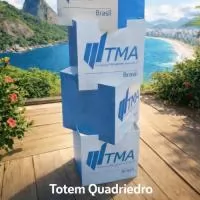 Totem Quadriedro em Polionda 3 mm 40x160 cm – Display Promocional para PDV e Eventos O Totem Quadriedro em Polionda 3 mm medidas: 40x160 cm e é uma solução eficiente e econômica para divulgação de produtos, campanhas promocionais e ações de trade marketing. Com quatro faces de comunicação, ele permite visualização em 360°, garantindo maior destaque da marca em pontos de venda, supermercados, lojas, eventos e feiras promocionais.  Produzido em polionda (PP corrugado) de 3 mm, o totem é leve, resistente e fácil de transportar e montar, sendo ideal para campanhas promocionais de curta ou média duração.