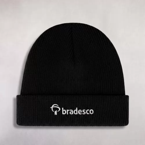 Touca personalizada - Tricô com bordado. Touca de tricô com a sua marca bordada. Combina com cachecol e luvas em kits de inverno. Para ações de inverno, kits corporativos e equipes que trabalham ao ar livre. Pedido mínimo sob consulta. Atendimento direto, arte criada pelo nosso estúdio sem custo no pedido fechado e envio para todo o Brasil. Prazo a partir de 15 dias úteis após a aprovação da arte e o pagamento.