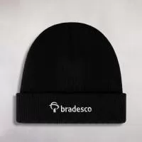 Tricô com bordado. Touca de tricô com a sua marca bordada. Combina com cachecol e luvas em kits de inverno. Para ações de inverno, kits corporativos e equipes que trabalham ao ar livre. Pedido mínimo sob consulta. Atendimento direto, arte criada pelo nosso estúdio sem custo no pedido fechado e envio para todo o Brasil. Prazo a partir de 15 dias úteis após a aprovação da arte e o pagamento.