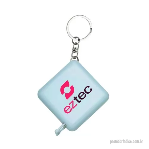 Trena chaveiro personalizada - Fita métrica de 1 metro em plástico quadrangular, frente lisa e verso com botão (trava). Acompanha chaveiro.