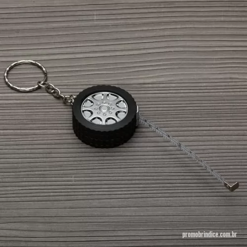 Trena chaveiro personalizada - Chaveiro plástico em formato de pneu de carro e argola metálica. Possui uma trena com fita de alcance máximo de 1 metro, além de exibir suas medidas em pés e polegadas.
