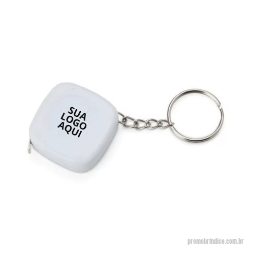 Trena chaveiro personalizada - O chaveiro trena é um brinde funcional e prático, ideal para ações promocionais e uso diário. Produzido em plástico resistente, possui argola metálica para fácil fixação e fita de aço com alcance de até 1 metro, trazendo marcações em pés e polegadas para maior versatilidade. Compacto e leve, é perfeito para carregar no bolso ou chaveiro, oferecendo utilidade e reforçando a presença da marca junto ao público. Um brinde que une praticidade e personalização, valorizado por clientes e colaboradores.