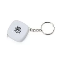 O chaveiro trena é um brinde funcional e prático, ideal para ações promocionais e uso diário. Produzido em plástico resistente, possui argola metálica para fácil fixação e fita de aço com alcance de até 1 metro, trazendo marcações em pés e polegadas para maior versatilidade. Compacto e leve, é perfeito para carregar no bolso ou chaveiro, oferecendo utilidade e reforçando a presença da marca junto ao público. Um brinde que une praticidade e personalização, valorizado por clientes e colaboradores.