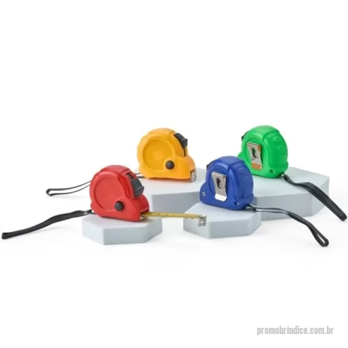 Trena personalizada - Uma trena de plástico versátil e simples de usar. Com fita de aço com alcance de até 3 metros, ela também apresenta suas medidas em pés e polegadas. Conta com uma trava de segurança de fácil acionamento: basta deslizar que a fita é contida totalmente no trecho desejado. Além de um botão manual para manter a fita em uma medida fixa enquanto estiver apertado. O corpo da trena ainda possui uma presilha de plástico e uma alça de borracha, tornando seu transporte ainda mais prático