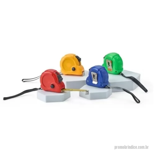 Trena personalizada - Uma trena de plástico versátil e simples de usar. Com fita de aço com alcance de até 3 metros, ela também apresenta suas medidas em pés e polegadas. Conta com uma trava de segurança de fácil acionamento: basta deslizar que a fita é contida totalmente