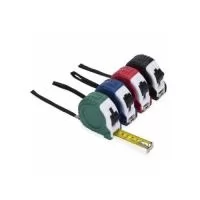Trena de 3 metros colorida emborrachada com relevo e detalhe plástico branco. Possui trava, prendedor de metal em um dos lados e acompanha cordão de nylon.