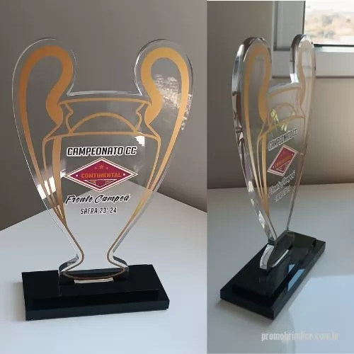 Troféu acrílico personalizado - Um troféu em acrílico personalizado 3D oferece várias vantagens;  Algumas das principais vantagens são:  Exclusividade: um troféu em acrílico personalizado 3D permite que você tenha um design exclusivo e personalizado para o seu evento. Com o projeto desenvolvido por nossos designers, você pode criar um troféu que seja verdadeiramente único e representativo do seu evento.  Durabilidade: o acrílico é um material resistente e durável que pode suportar riscos e danos menores. Isso significa que o troféu em acrílico personalizado 3D que você compra pode durar por muitos anos e continuar a ser uma lembrança valiosa para o vencedor.  Aparência atraente: o acrílico tem uma aparência moderna e elegante que pode adicionar um toque de sofisticação ao seu evento.  Variedade de opções: com o projeto personalizado desenvolvido por nossos designers, você tem a liberdade de escolher o tamanho, a forma, as cores e os detalhes do seu troféu. Isso permite que você crie um troféu que se adapte perfeitame