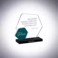 O troféu de acrílico desenhado para Kaspersky, entregue como prêmio de reconhecimento em um evento corporativo, destaca-se por sua estrutura inovadora com duas hastes – uma maior, evidenciando o nicho do parceiro, e uma menor à frente, exibindo o nome da marca.  Seguindo a identidade visual da Kaspersky, o design hexagonal combina acrílico transparente e verde turquesa, apoiado por uma base preta que realça o conjunto. Fabricado com cortes a laser e montado com técnicas de colagem, este troféu utiliza impressão UV para garantir qualidade e durabilidade excepcionais.  Desenvolvido em estreita colaboração com o cliente, oferecemos soluções personalizadas e únicas para cada evento. Eleve o reconhecimento de parceiros com troféus personalizados da AD Plastic, perfeitos para destacar contribuições significativas e fortalecer relações empresariais.