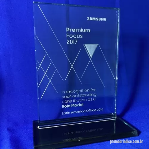 Troféu de cristal ou vidro personalizado - Troféu em vidro incolor 12mm com gravação personalizada sendo a base em vidro pintado de preto