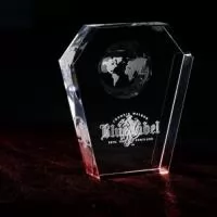 Troféu de cristal com gravação a laser interna. Medidas da peça: 12cm x 10cmx  3cm. 