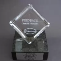 Troféu de cristal com base de granito.