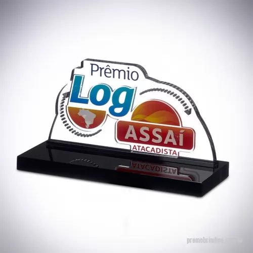 Troféu personalizado - O troféu de acrílico para o ASSAÍ ATACADISTA, entregue em um evento corporativo como reconhecimento a parceiros e locais de atuação, destaca-se por seu design inovador que incorpora o logo e nome da empresa em uma placa menor, com furos estrategicamente posicionados criando uma seta.  Com base preta para realçar o conjunto, o design segue a temática e elementos da marca, cortado a laser e finalizado com colagem e impressão UV para um acabamento de alta qualidade.  Desenvolvido de acordo com as preferências do cliente, que participou de todo o processo de criação e aprovação, oferecemos soluções únicas e personalizadas.  Valorize parcerias e conquistas com troféus personalizados da AD Plastic, perfeitos para qualquer ocasião de reconhecimento.