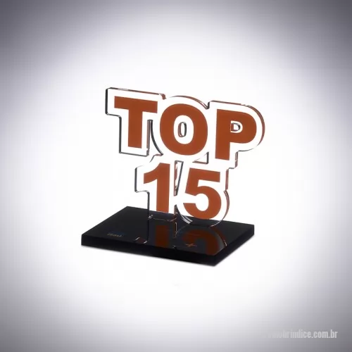 Troféu personalizado - O troféu de acrílico criado para o Itaú celebra o “Top 15” colaboradores que atingiram as maiores metas do ano, em um evento interno da empresa.  Com design simplificado de uma única haste destacada pela impressão recortada, e base preta complementada por plaquinha de aço escovado com nome do evento e data, este troféu combina técnica de corte a laser e colagem com impressão UV para qualidade e acabamento superiores.  Desenvolvido em estreita parceria com o cliente, asseguramos um produto personalizado e de alta qualidade. Reconheça os melhores desempenhos com troféus personalizados da AD Plastic, perfeitos para eventos corporativos e celebrações de sucesso.