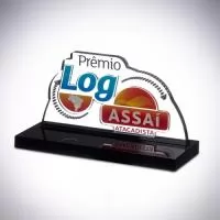 O troféu de acrílico para o ASSAÍ ATACADISTA, entregue em um evento corporativo como reconhecimento a parceiros e locais de atuação, destaca-se por seu design inovador que incorpora o logo e nome da empresa em uma placa menor, com furos estrategicamente posicionados criando uma seta.  Com base preta para realçar o conjunto, o design segue a temática e elementos da marca, cortado a laser e finalizado com colagem e impressão UV para um acabamento de alta qualidade.  Desenvolvido de acordo com as preferências do cliente, que participou de todo o processo de criação e aprovação, oferecemos soluções únicas e personalizadas.  Valorize parcerias e conquistas com troféus personalizados da AD Plastic, perfeitos para qualquer ocasião de reconhecimento.