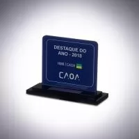 O troféu de acrílico para CAOA, entregue em um evento interno de 2018, celebra colaboradores notáveis pela sua contribuição à empresa.  Com base preta e plaquinha de aço escovado personalizada com nome e cargo, cada troféu, cortado a laser e finalizado com técnicas de colagem e impressão UV, destaca-se pela qualidade e acabamento.  Criado em estreita colaboração com o cliente, garantimos um produto exclusivo e sob medida.  Reconheça o mérito profissional com troféus personalizados da AD Plastic, ideais para valorizar e motivar a equipe.