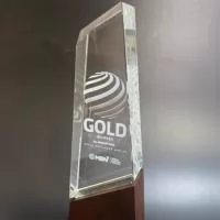 Troféu de cristal personalizado com gravação a laser interna com base de madeira