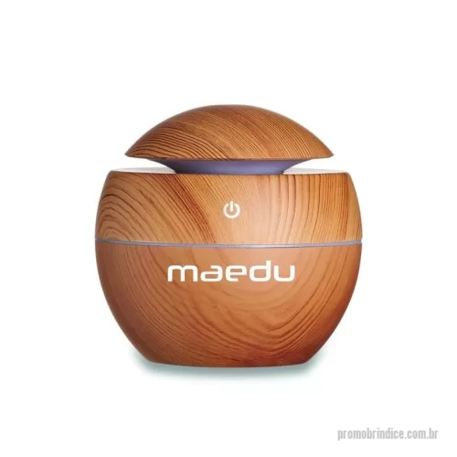 Umidificador de ar personalizado - Mini umidificador ultrassônico com led que muda de cor. Acompanha filtro de algodão e um cabo USB. Capacidade para 130ml de água. Produzido em plástico e revestido por adesivo caracterizando madeira.