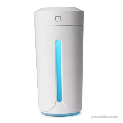 Umidificador de ar personalizado - Transforme o ambiente com o umidificador de ar com LED. Feito de plástico resistente, ilumina o espaço com luzes que mudam de cor, e ainda purifica o ar, removendo eletricidade estática e poluentes. A névoa fina ajuda a melhorar a qualidade do ar e pode até promover o relaxamento e o bem-estar. Sua base antiderrapante a mantém fixa em qualquer superfície. O nível da água (possui aproximadamente 230ml de capacidade) é fácil de acompanhar e a alimentação de energia é super prática, podendo ser feita pelo computador, fonte do carregador ou fonte móvel como a de powerbanks por meio de cabo USB. Acompanha cabo USB-V8.