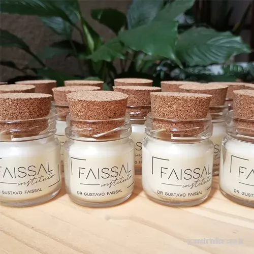 Vela ecológica personalizada - Vela aromática de 40g: traduz elegância e tranquilidade em forma de aroma. Com cera vegetal de coco, pavio de algodão, e fragrâncias premium, possui presença sofisticada e equilibrada. Ótimo para se destacar no ambiente, é um item refinado e que emociona. Enquanto um brinde simples é esquecido na gaveta, uma vela com a marca do seu cliente perfuma a casa dele por semanas, e mantém a lembrança viva. É esse brinde que a Moulin fabrica para você.
