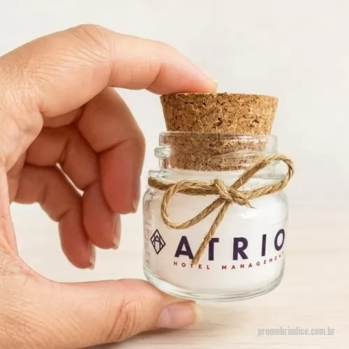 Vela ecológica personalizada - Vela aromatizada no pote de vidro com tampa de cortiça e enfeite de rami e laço.