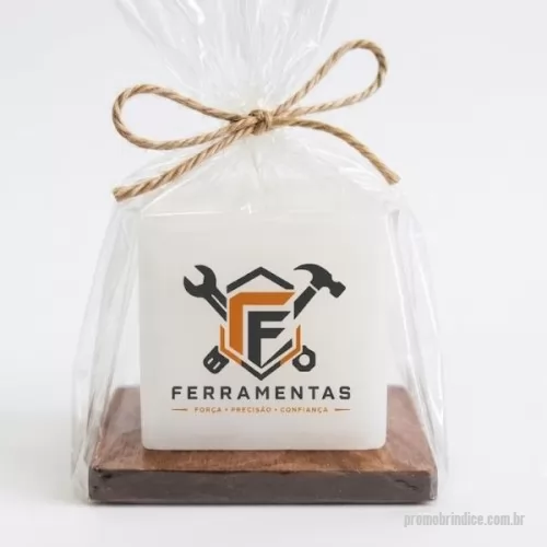 Vela personalizada - Vela aromática maciça  personalização com a  sua logomarca, com uma base de madeira e embalada no saquinho transparente com laço rami . Um brinde elegante e com presença.