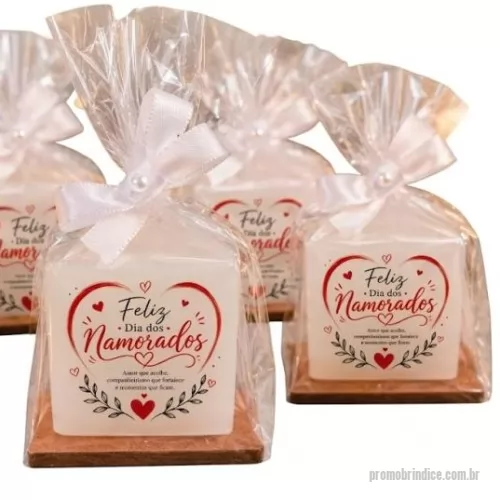 Vela personalizada - Vela aromática maciça  personalização com a  sua logomarca, com uma base de madeira e embalada no saquinho transparente com laço rami . Um brinde elegante e com presença.