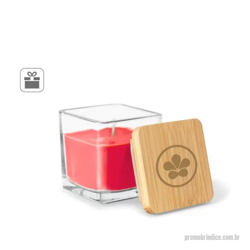 Vela personalizada - Vela aromática de 50 g, em copo de vidro com tampa de bambu. As diversas fragrâncias ajudam a criar um ambiente mais relaxante em sua casa, adaptado às suas preferências. Fornecido em caixa presente individual. A cor e o resultado da impressão nos materiais naturais pode variar entre produtos. Cor 103 - Canela | Cor 105 - Flores japonesas (Sakura) | Cor 106 - Baunilha | Cor 109 - Maçã verde 53 x 53 x 57 mm | Caixa: 55 x 55 x 60 mm