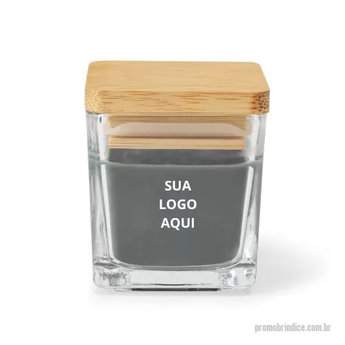 Vela personalizada - A Vela Aromática em Copo de Vidro é perfeita para criar um ambiente acolhedor e relaxante. Com 50 g, vem em copo de vidro com tampa de bambu, fornecida em caixa presente individual, tornando-se um brinde sofisticado e memorável. Disponível em diversas fragrâncias, adapta-se às preferências de cada pessoa, proporcionando momentos de bem-estar e tranquilidade.  Fragrâncias disponíveis:  Cor 103 – Canela  Cor 105 – Flores Japonesas (Sakura)  Cor 106 – Baunilha  Cor 109 – Maçã Verde  Dimensões:  Vela: 53 x 53 x 57 mm  Caixa: 55 x 55 x 60 mm  Observação: A cor e o resultado da impressão nos materiais naturais podem variar entre produtos. Personalização: Impressão no vidro em até 4 cores.