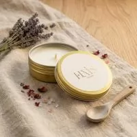 VELA AROMÁTICA 50GRS PERSONALIZADA  TAMANHO: 3X5 cm CERA VEGETAL DE COCO, PAVIL DE ALGODÃO E ESSÊNCIA PREMIUM. LATINHA DE ALUMINIO 50 GRS COM TAMPA  PERSONALIZAÇÃO NO ROTULO 