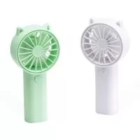 Mini ventilador plástico com botão de acionamento é uma solução compacta e prática para refrescar o ambiente. Ele funciona com apenas duas pilhas AAA, (não acompanha), tornando-se fácil de transportar e usar em qualquer lugar. Além disso, sua construção em plástico torna-o leve e durável para o uso diário. Ideal para situações de calor intenso ou para refrescar o rosto durante o trabalho ou atividades ao ar livre.
