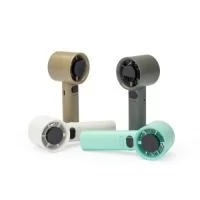 Descrição: Mini ventilador recarregável em plástico e metal. Possui controle de velocidade ajustado por botões frontais, acionamento por chave seletora e painel de LED que exibe níveis de velocidade e carga da bateria. Acompanha cabo USB-C e cordão em nylon.  Altura :  15,9 cm  Largura :  5,5 cm  Espessura :  5,5 cm  Medidas aproximadas para gravação (CxL):  6,5 cm x 2 cm