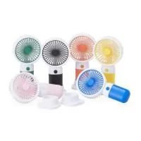 Mini ventilador plástico recarregável com base removível e botão de acionamento. Acompanha cabo usb.