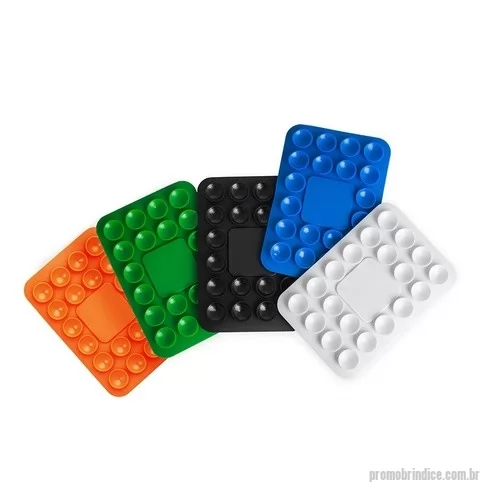 Ventosa personalizada - Libere o uso das mãos e utilize nossa ventosa para fixar celulares em superfícies lisas. Produzida em PVC flexível, conta com 20 ventosas que garantem a fixação dos celulares em superfícies como mesas, espelhos, janelas e até no carro, sem a necessidade de ferramentas extras. Basta remover o adesivo 3M, colá-lo no celular e fixá-lo na superfície. Além de sua praticidade, o suporte oferece um espaço exclusivo para personalização, tornando-se uma excelente opção para divulgar a marca do cliente.