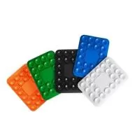 Libere o uso das mãos e utilize nossa ventosa para fixar celulares em superfícies lisas. Produzida em PVC flexível, conta com 20 ventosas que garantem a fixação dos celulares em superfícies como mesas, espelhos, janelas e até no carro, sem a necessidade de ferramentas extras. Basta remover o adesivo 3M, colá-lo no celular e fixá-lo na superfície. Além de sua praticidade, o suporte oferece um espaço exclusivo para personalização, tornando-se uma excelente opção para divulgar a marca do cliente.