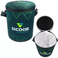 Cooller Térmico revestido com helanca light e isolamento interno térmico em isomanta com forro bagun espelhado, e alça de ombro, e capacidade de 23 litros, tamanho aproximado 37 x 26 cm.