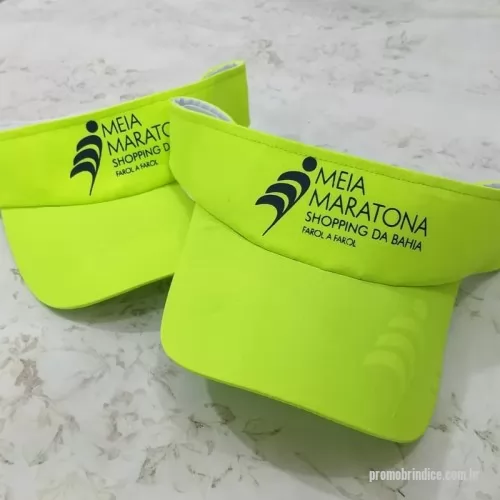 Viseira personalizada - Viseira produzida em microfibra, com acabamento em viés.
