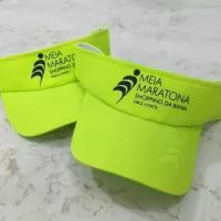 Viseira produzida em microfibra, com acabamento em viés.