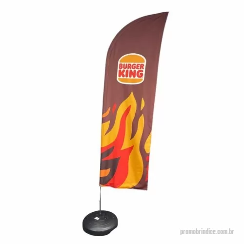 Wind Flag personalizado - O Windisplay é uma ferramenta de marketing utilizada em campanhas promocionais externas, inclusive na rua, parques, praia, bosques, eventos, etc. Com haste giratória, visando sua fácil articulação pode ser confeccionado em poliéster e outros tipos de matéria prima leve. A Media Marketing cria e desenvolve Windisplay com diversos formatos, de acordo com a utilização e necessidade do cliente. Dessa forma, sua marca estará sempre visível em espaços abertos através de produtos de qualidade e com grande apelo estético.  Tempo de produção: 7 dias após recebermos da arte.  Modelo (formato): GOTA. 	 Altura aproximada 3m.  Lados impressos: 01 (frente).  Base personalizada: SIM. 