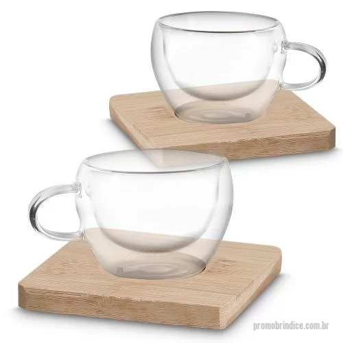 Xícara personalizada - Conjunto com 2 xícaras de vidro borossilicato com parede dupla e capacidade de até 60ml. Acompanha apoios para copo em bambu e caixa presenteável em kraft com tampa em acetato.