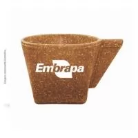 Xícara Café, 50ml, feito com 50% de fibra natural de coco ou madeira e 50% de Plástico Premium (PP), reduzindo a quantidade de plástico e reaproveitando resíduos renováveis. Design exclusivo do Grupo BB, acabamento impecável, material atóxico e resistente ao microondas e máquina de lavar louças.