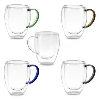 Caneca de vidro borossilicato com parede dupla, com capacidade de até 350ml.