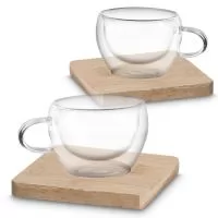 Conjunto com 2 xícaras de vidro borossilicato com parede dupla e capacidade de até 60ml. Acompanha apoios para copo em bambu e caixa presenteável em kraft com tampa em acetato.